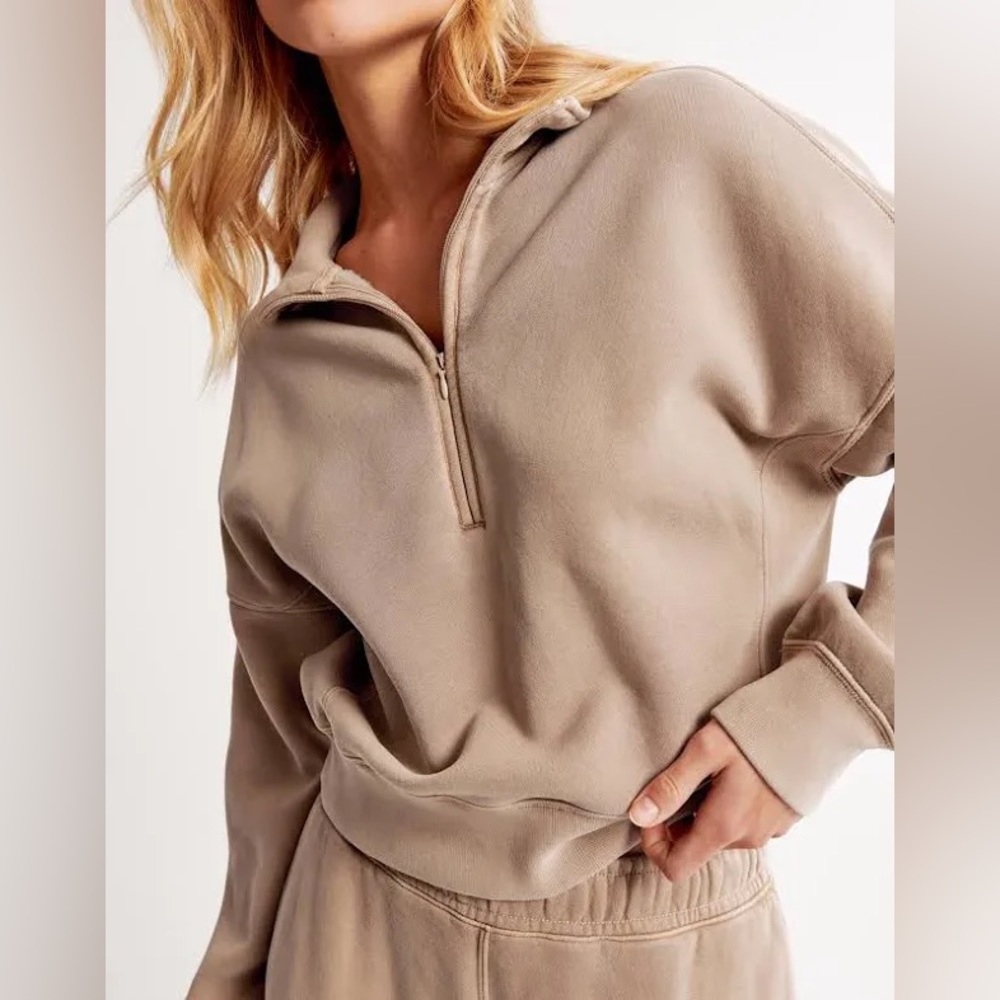 Abercrombie&Fitch women’s half-dip size medium